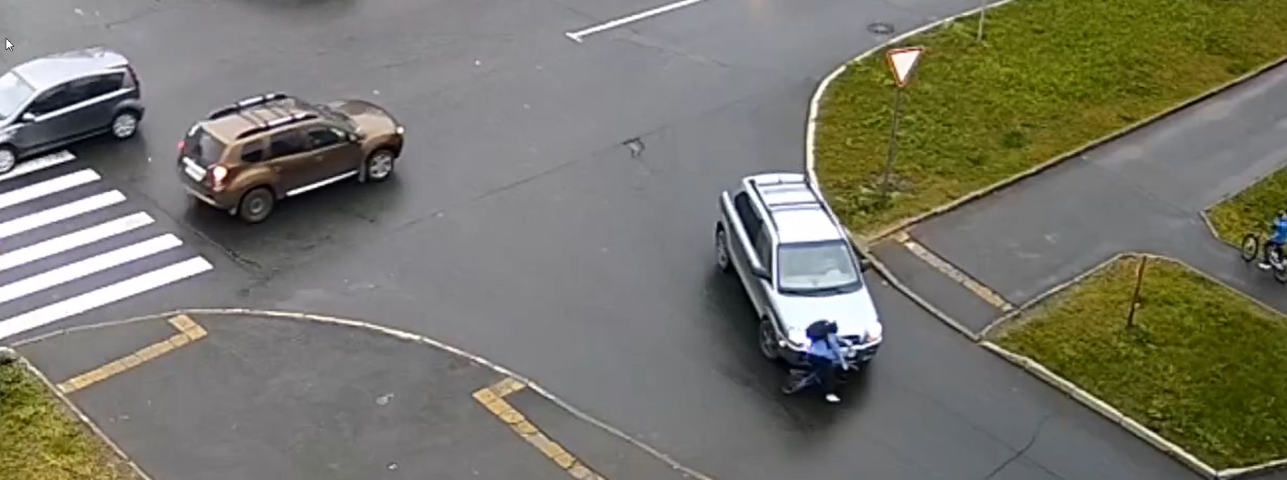 Ребенок-велосипедист угодил под машину в современном районе Петрозаводска