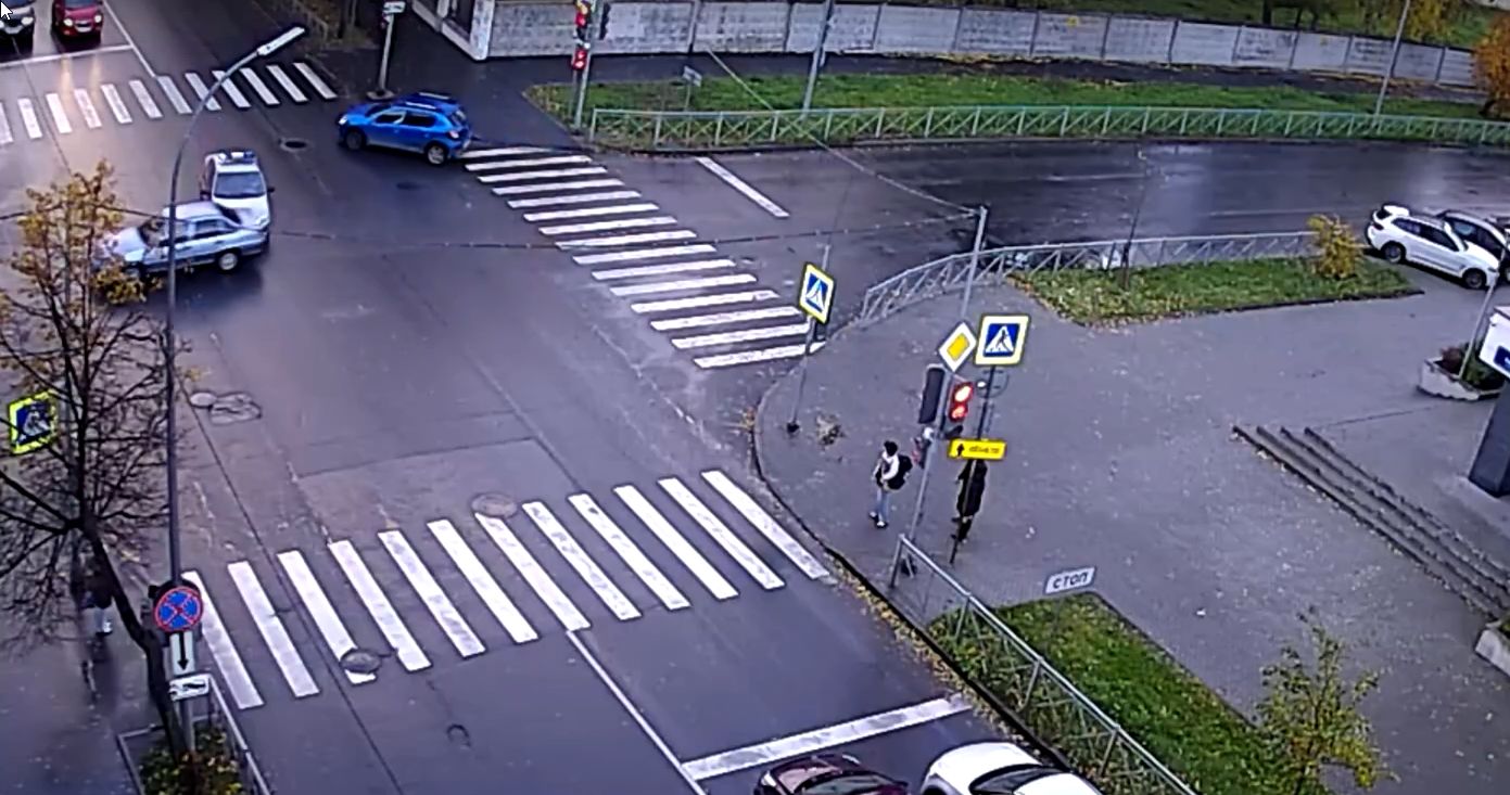 Пешеходы разбежались: автомобиль Росгвардии отлетел к тротуару после столкновения с легковушкой в Петрозаводске