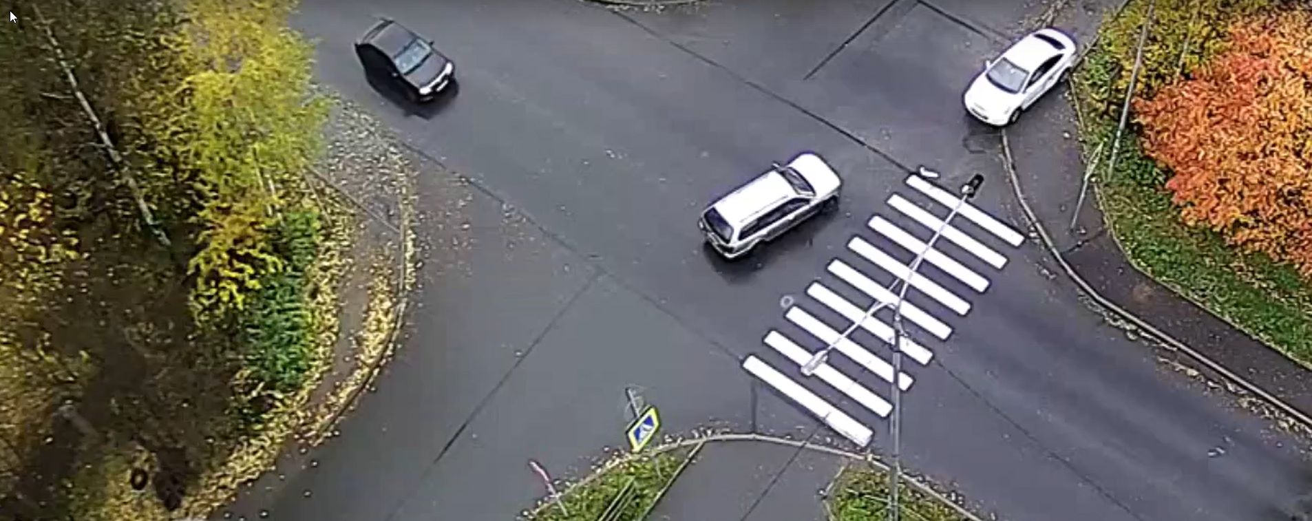 Легковушку вынесло на тротуар: на Перевалке столкнулись две машины