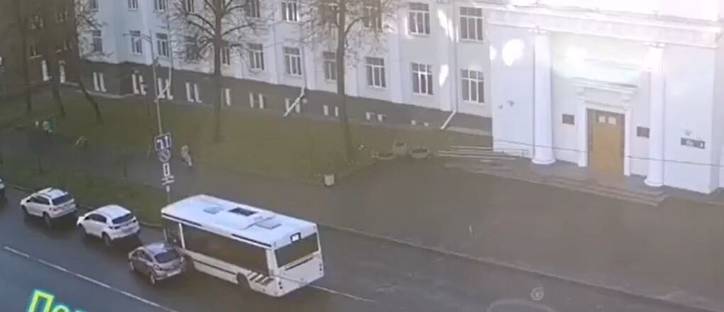 Резкий манёвр привел к ДТП: легковушка подрезала маршрутку у здания правительства в Петрозаводске