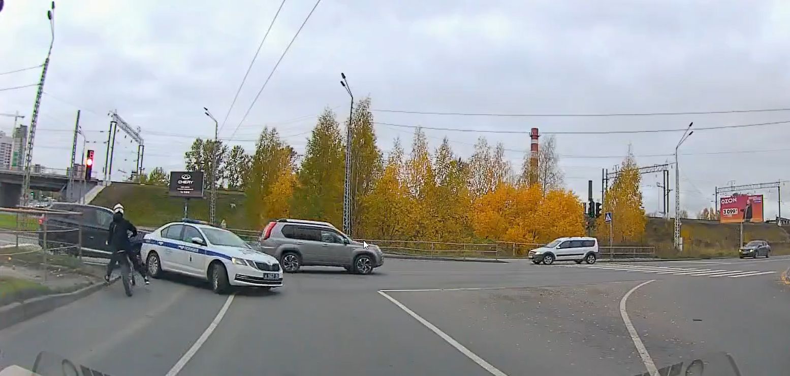 Мопед, кольцо, машина ДПС: нелепая авария в Петрозаводске попала на видео, а нарушитель ушел по встречке