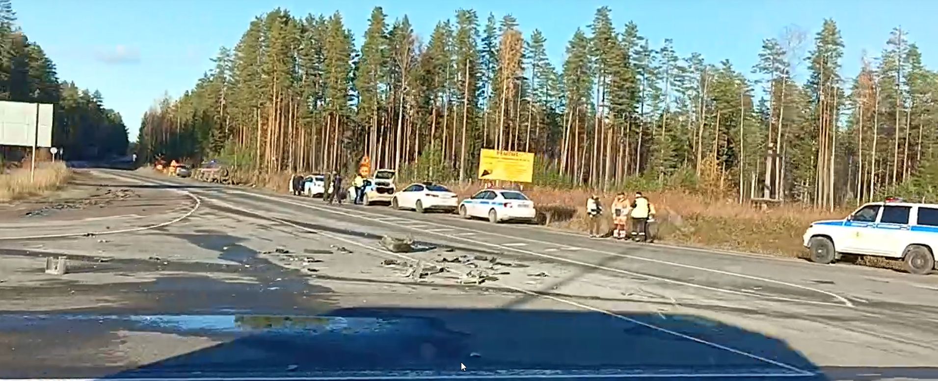 «Осколки, самосвал в кювете, перевернутая техника»: появилось видео последствий ДТП на трассе «Сортавала» с пострадавшими контрактниками