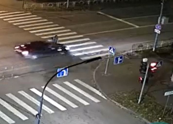 Едва не сбил пешехода-нарушителя, который шаткой походкой шёл на красный прямо под колеса авто в Петрозаводске