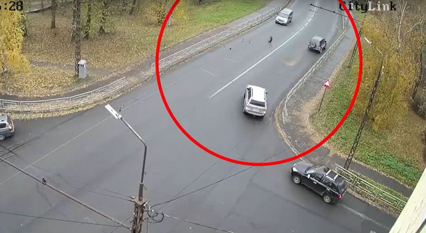 Внедорожник «разулся» на ходу в одном из районов Петрозаводска — прилетело микроавтобусу