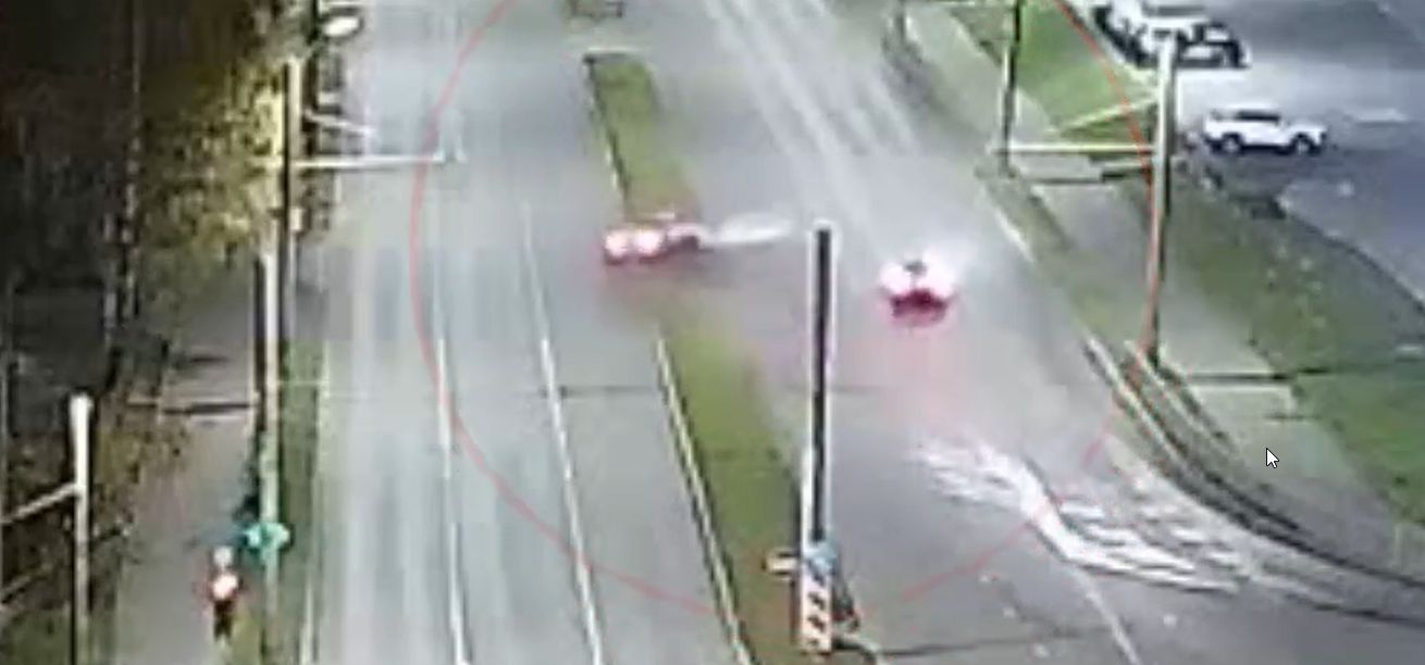 Ночная гонка легковушки закончилась на газоне в одном из районов Петрозаводска