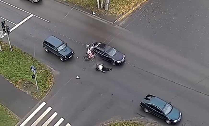 Вылетевший на перекресток питбайк врезался в авто - водитель перевернулся в воздухе в одном из районов Петрозаводска