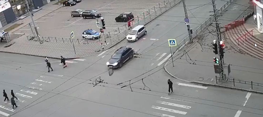 В шаге от беды: школьница, неотрывно смотревшая в экран телефона, едва не пошла на красный в центре Петрозаводска