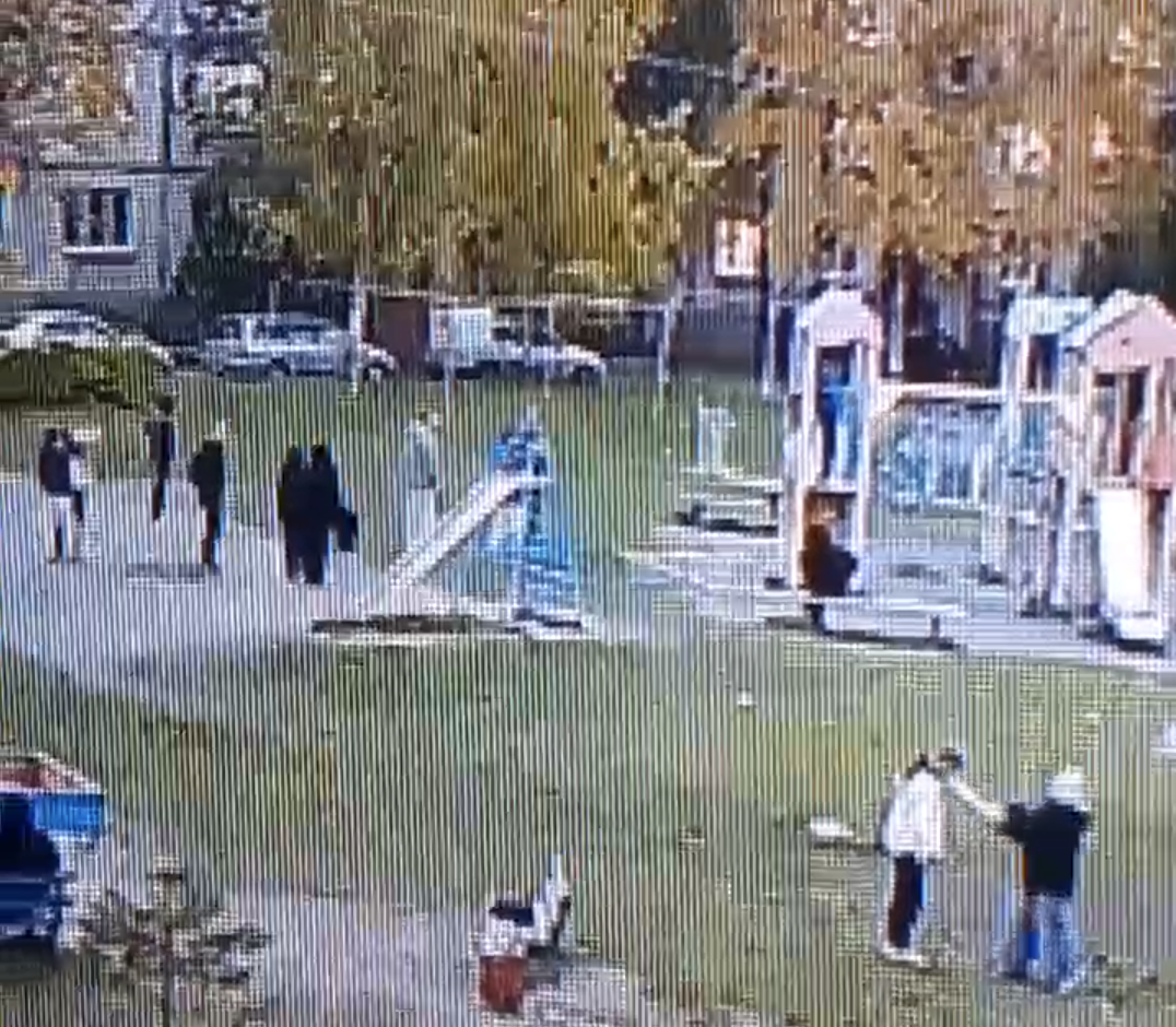 Подростки-вандалы терроризируют двор в одном из микрорайонов Петрозаводска