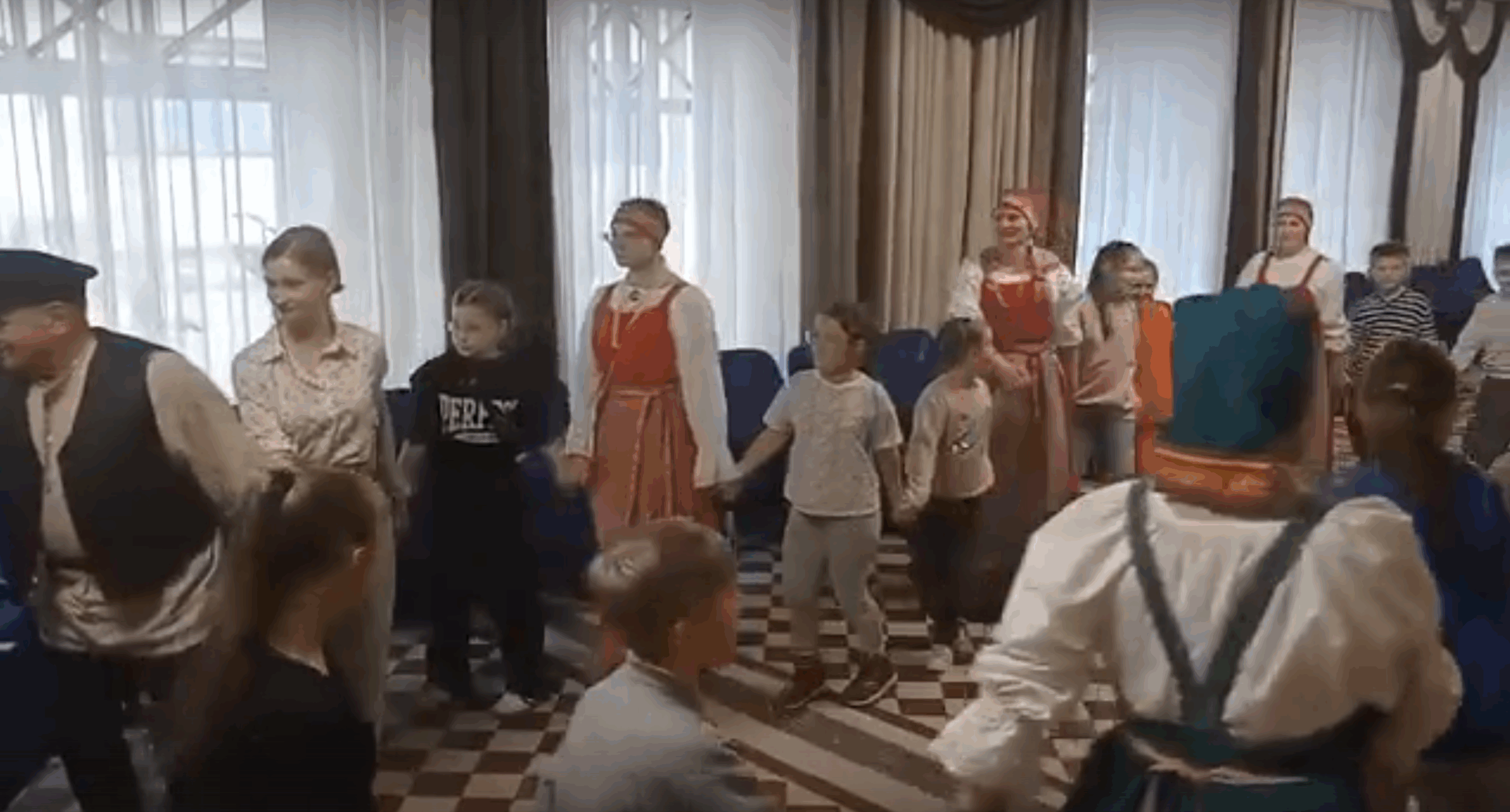 «Это похоже на нашу физкультуру! Мы также делаем противоходы на уроке»: как этнические карелы нашли общий язык со школьниками «Это похоже на нашу физкультуру! Мы также делаем противоходы на уроке»: как этнические карелы нашли общий язык со школьниками