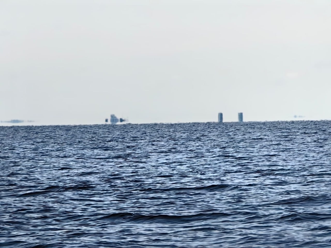 «Что за мираж?» — в Онежском озере выросли небоскребы