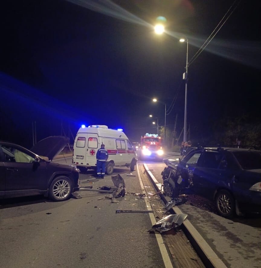 В Прионежье столкнулись легковушки, двое в больнице