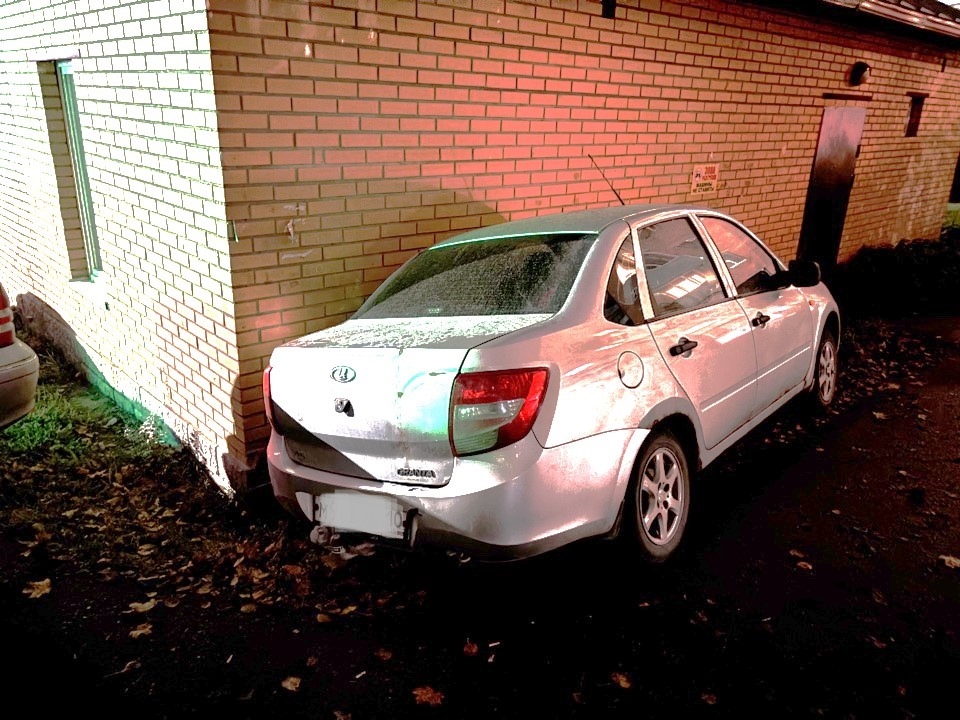 В Сортавале скатившаяся без водителя легковушка отправила пешехода в больницу