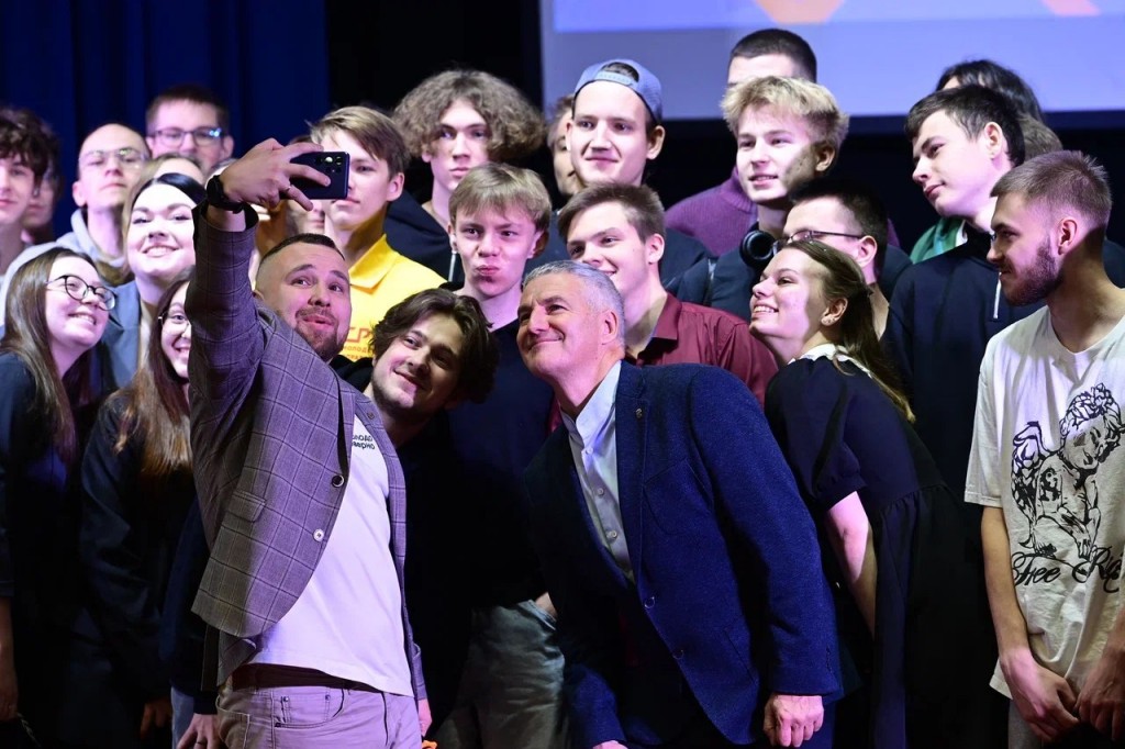 Артур Парфенчиков поручил представить талантливую молодежь к государственным наградам Артур Парфенчиков поручил представить талантливую молодежь к государственным наградам