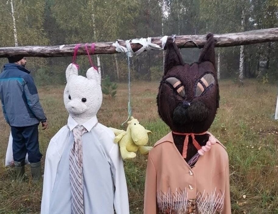 Грибники обнаружили в лесу поляну с повешенными игрушками и пугалами