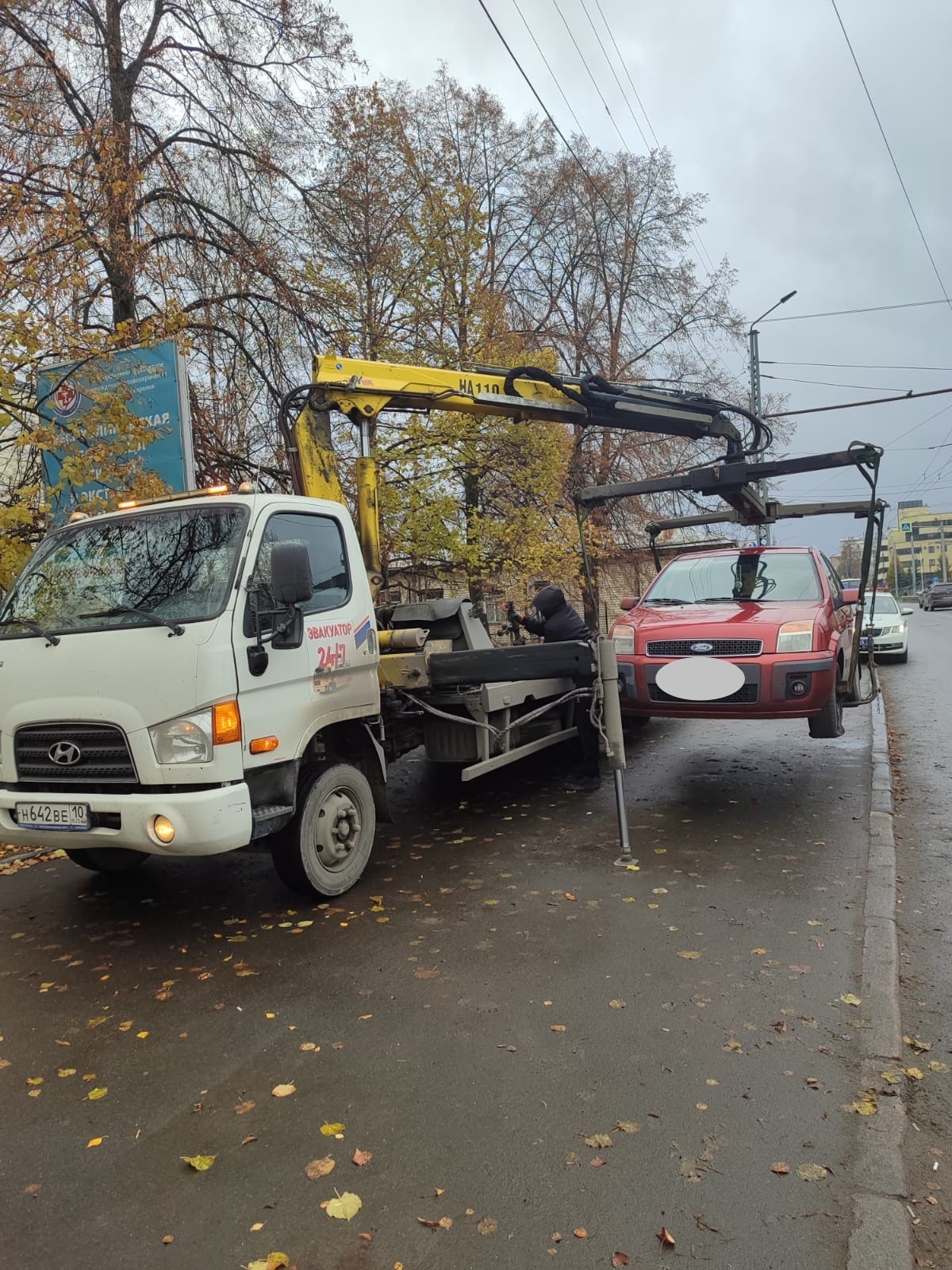 Бесцеремонно оставленные на тротуарах Петрозаводска автомобили уехали с мигалками на штрафстоянку Бесцеремонно оставленные на тротуарах Петрозаводска автомобили уехали с мигалками на штрафстоянку