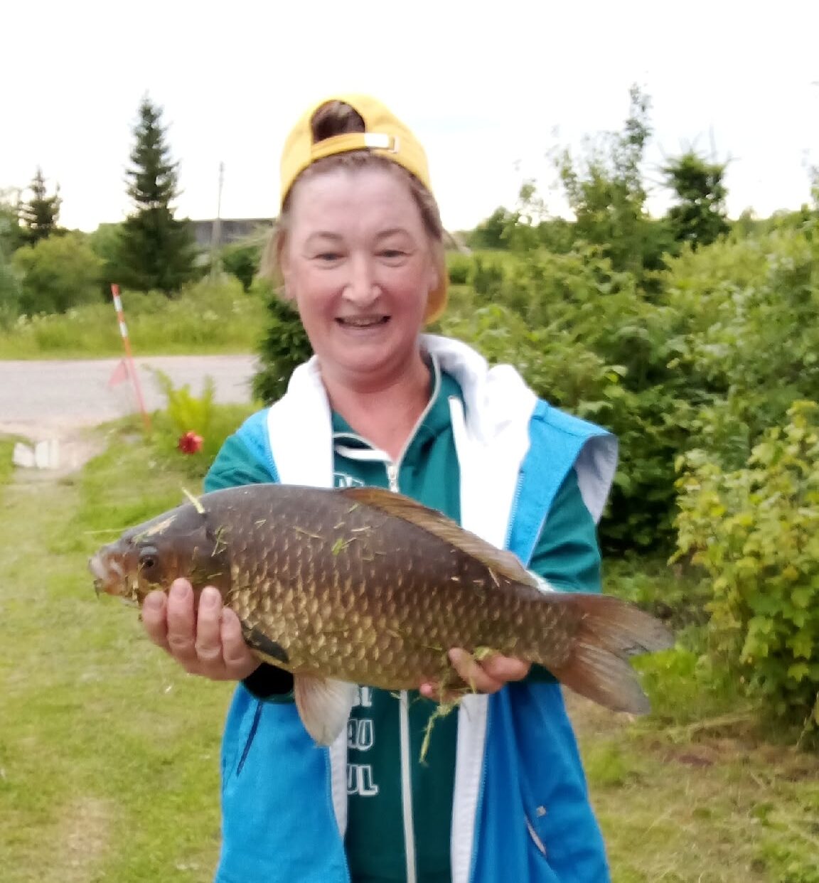 Жительница Карелии поймала гигантского карася Жительница Карелии поймала гигантского карася