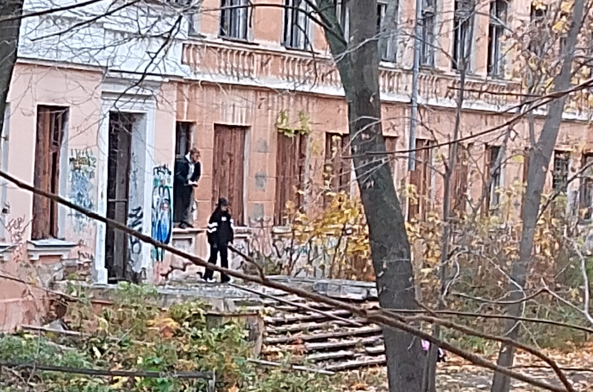 «Пока кто-нибудь не убьется»: дети залезают в школу-заброшку на Зареке «Пока кто-нибудь не убьется»: дети залезают в школу-заброшку на Зареке