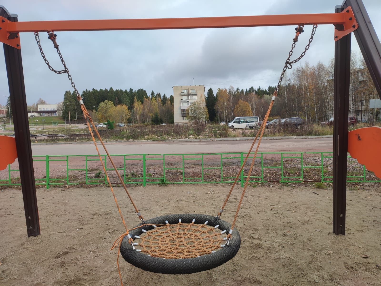 Вандалы повредили качели-гнездо на детской площадке в Карелии