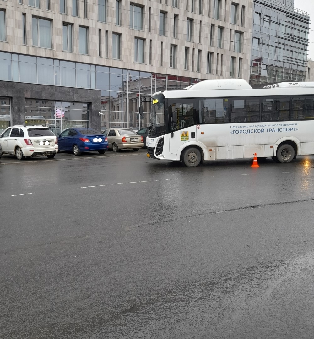 Пассажирка упала в автобусе, когда водитель дал по тормозам из-за выезжавшей иномарки в центре Петрозаводска
