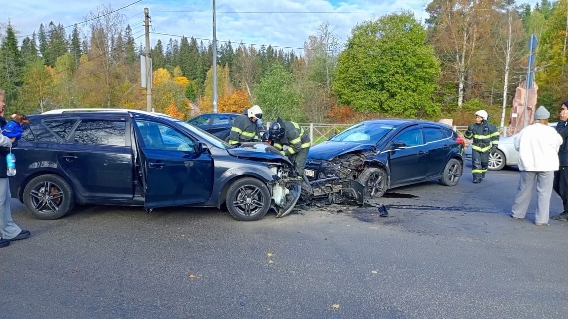 Иномарки разворотило в лобовом столкновении в Лахденпохье