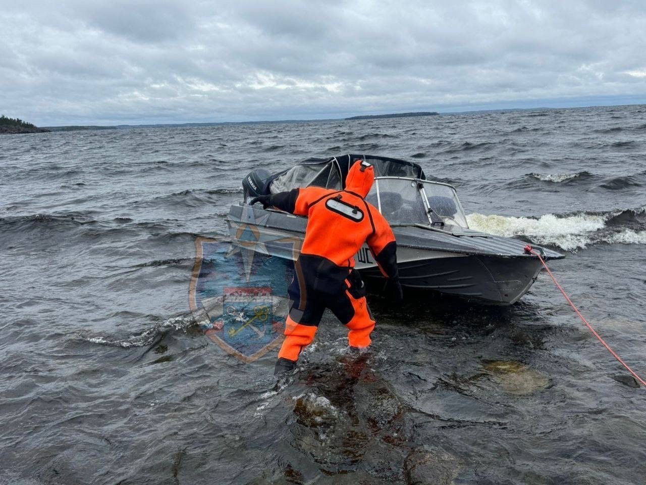 Ураган отрезал путь к берегу двоим в лодке на Ладоге