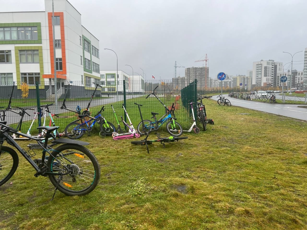 Велосипедный хаос обнаружили у самой большой школы в Петрозаводске