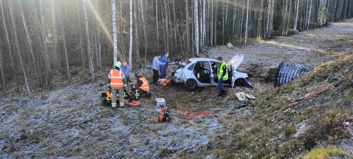 Двух девушек-подростков увезли в больницу с места аварии под Костомукшей, пострадал и 18-летний водитель