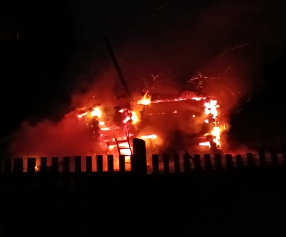 Баня на берегу сгорела ночью в Лоухском районе