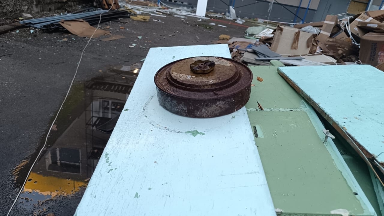 Сапёры работали на школьном дворе в Лахденпохье, где нашли напугавшие всех учебные мины