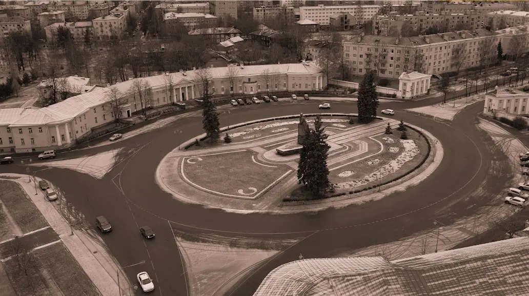 От гаубицы до ирокеза: какие метаморфозы перенес памятник Ленину в Петрозаводске