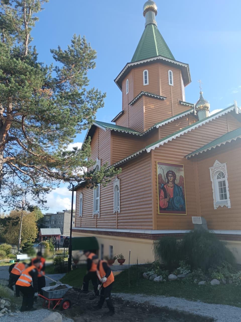 Осужденные приняли участие в благоустройстве храма в Сегеже Осужденные приняли участие в благоустройстве храма в Сегеже