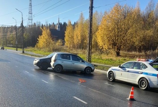 Иномарки в гололед устроили ДТП на оживленной магистрали Петрозаводска