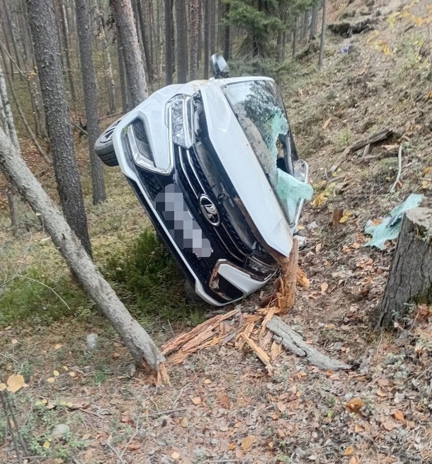 В перевернувшейся иномарке у поселка Кудама пострадали три человека