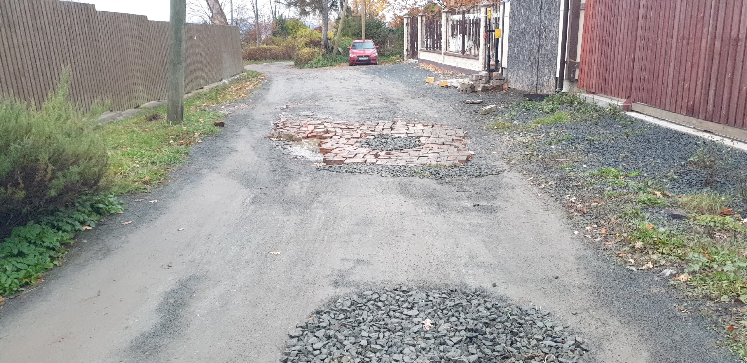 Жители Соломенного пожаловались на дорожные ямы