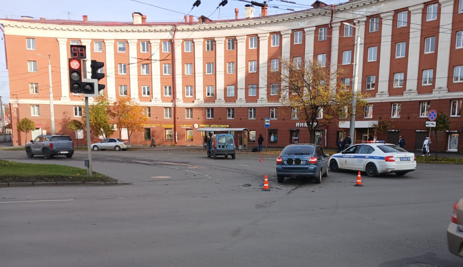 Водитель иномарки пострадал от вылетевшей на красный свет легковушки в центре Петрозаводска