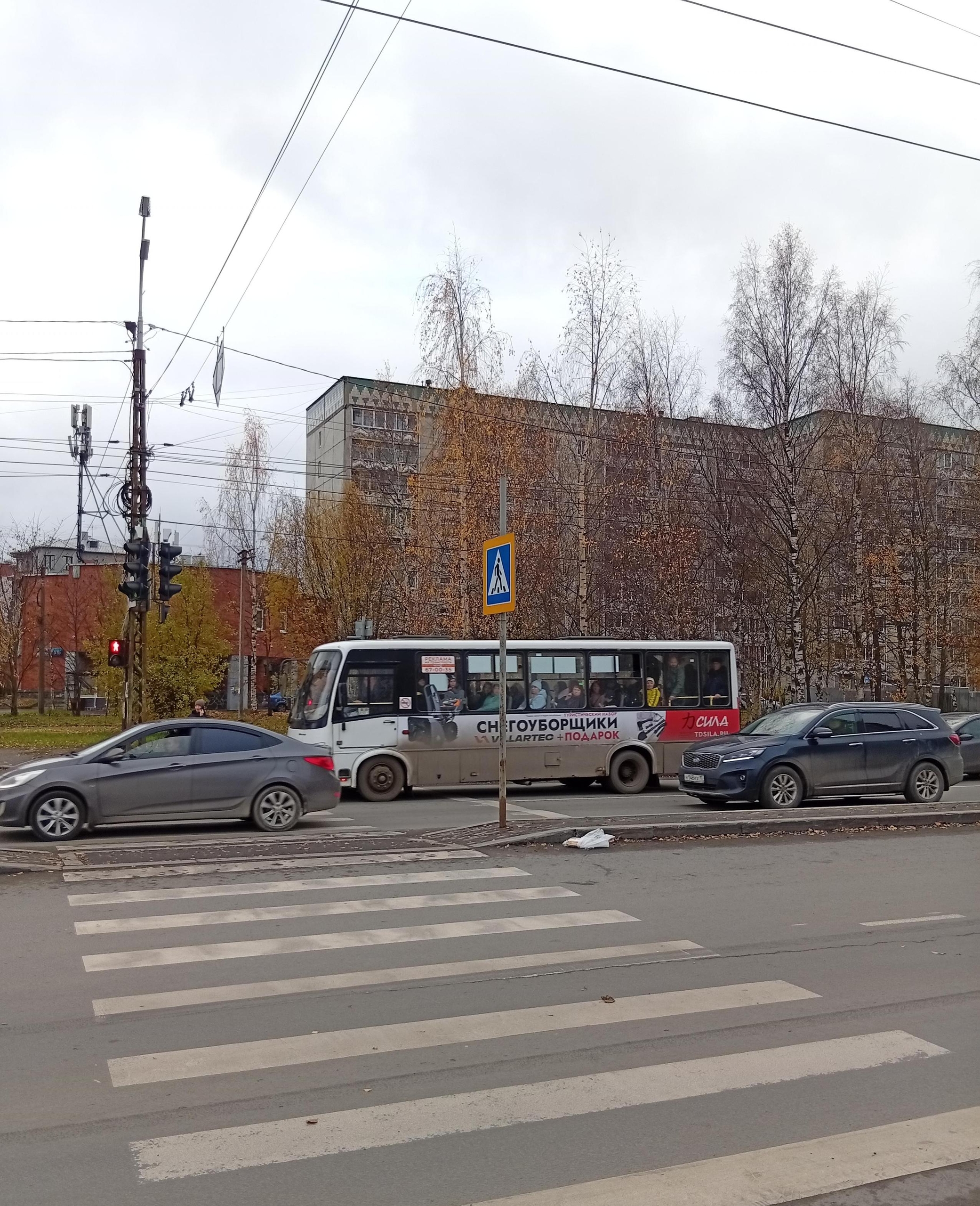 Пожилой мужчина попал под машину при переходе дороги на красный свет в крупном районе Петрозаводска Пожилой мужчина попал под машину при переходе дороги на красный свет в крупном районе Петрозаводска