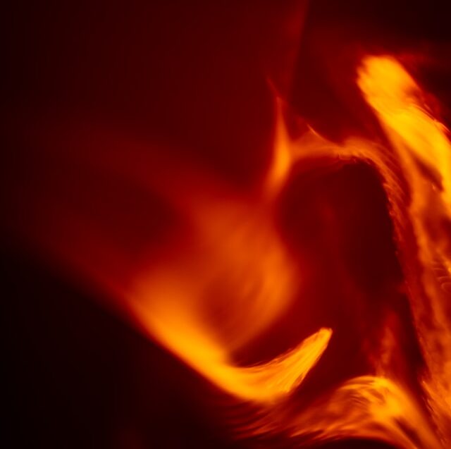 Двоих спасли, 15 человек вывели из загоревшейся в Костомукше пятиэтажки