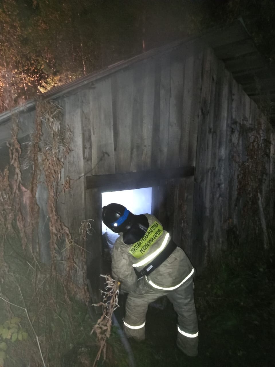 Ночью загорелась постройка в Прионежском районе