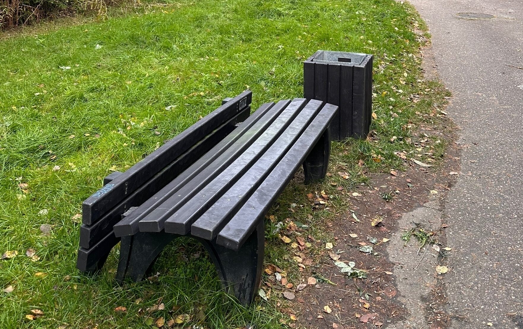 Вандалы поломали скамейки из переработанного пластика в Костомукше