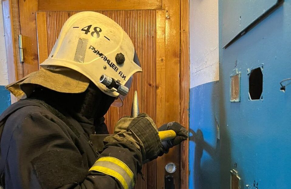 Женщину спасли из запертой квартиры в поселке Карелии