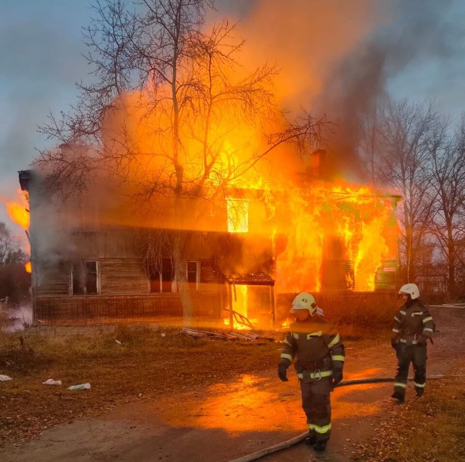 Огонь уничтожил 120 кв метров в жилом доме в поселке Карелии