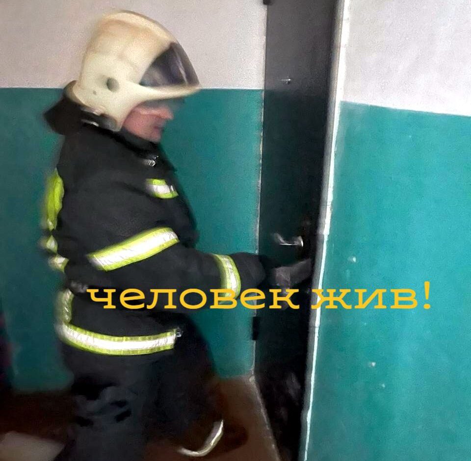 Мужчину с инсультом спасли пожарные в Пудоже