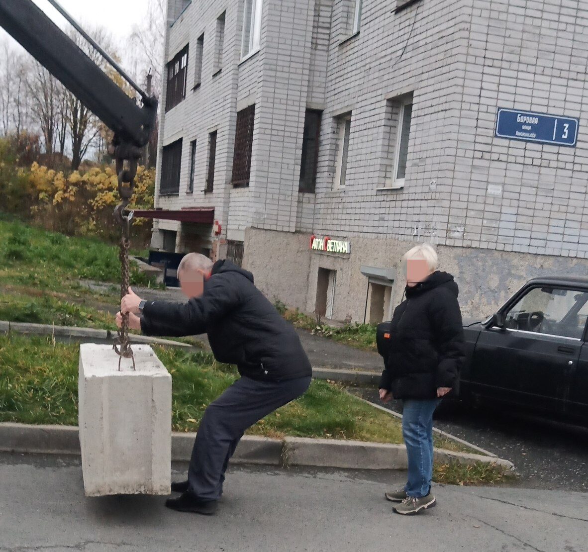Жители одной из улиц Петрозаводска самовольно заблокировали двор