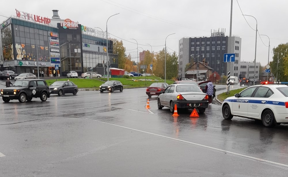 Полиция выясняет, почему автомобиль 19-летнего юноши въехал в попутную иномарку в Петрозаводске