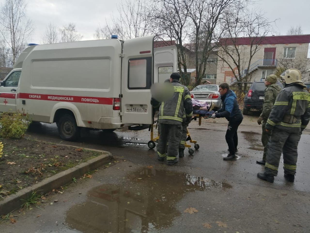 Фельдшеру «скорой» и пожилой пациентке в Пудоже понадобилась помощь спасателей Фельдшеру «скорой» и пожилой пациентке в Пудоже понадобилась помощь спасателей