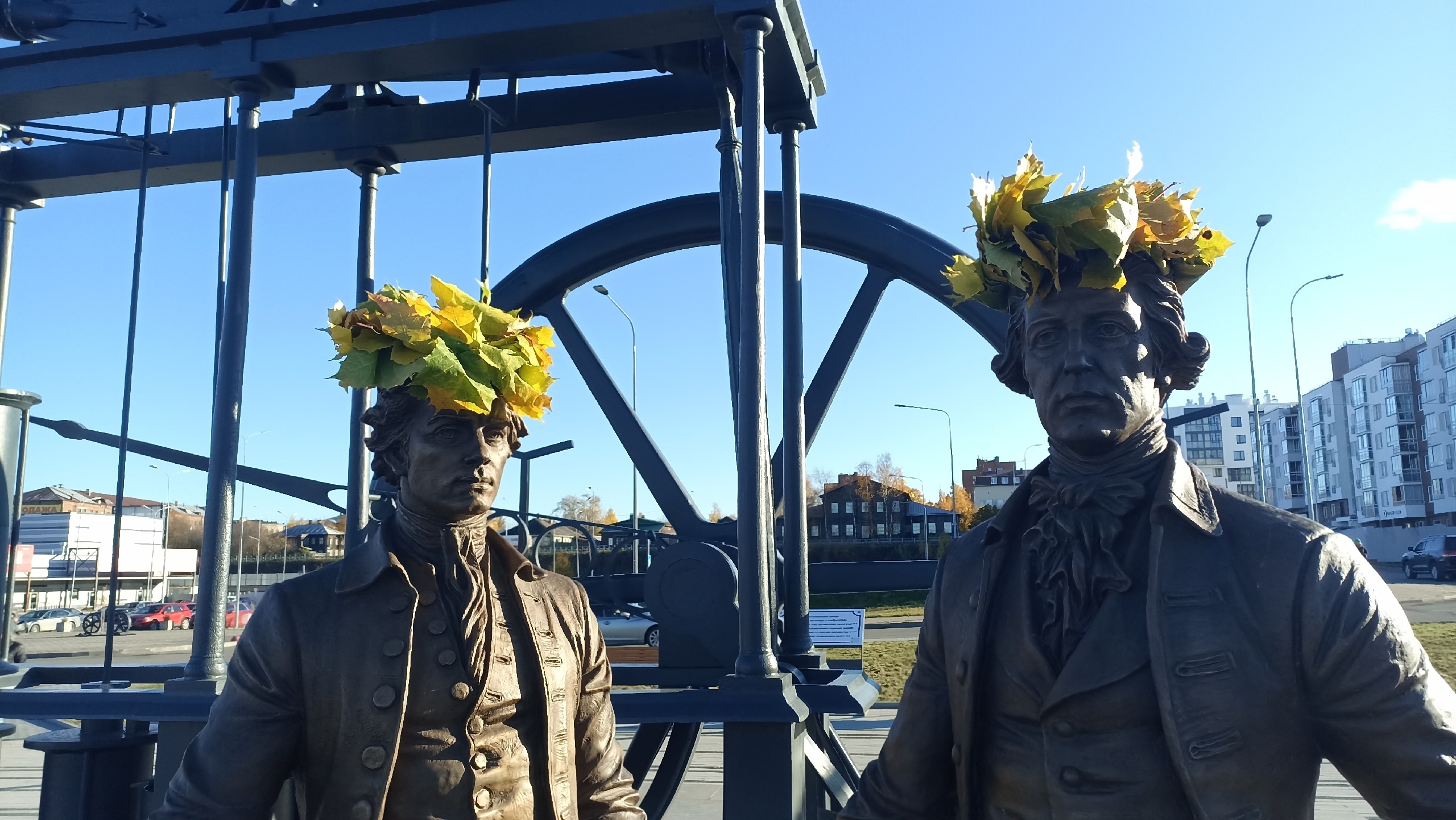 Жители Петрозаводска украсили памятники осенними листьями