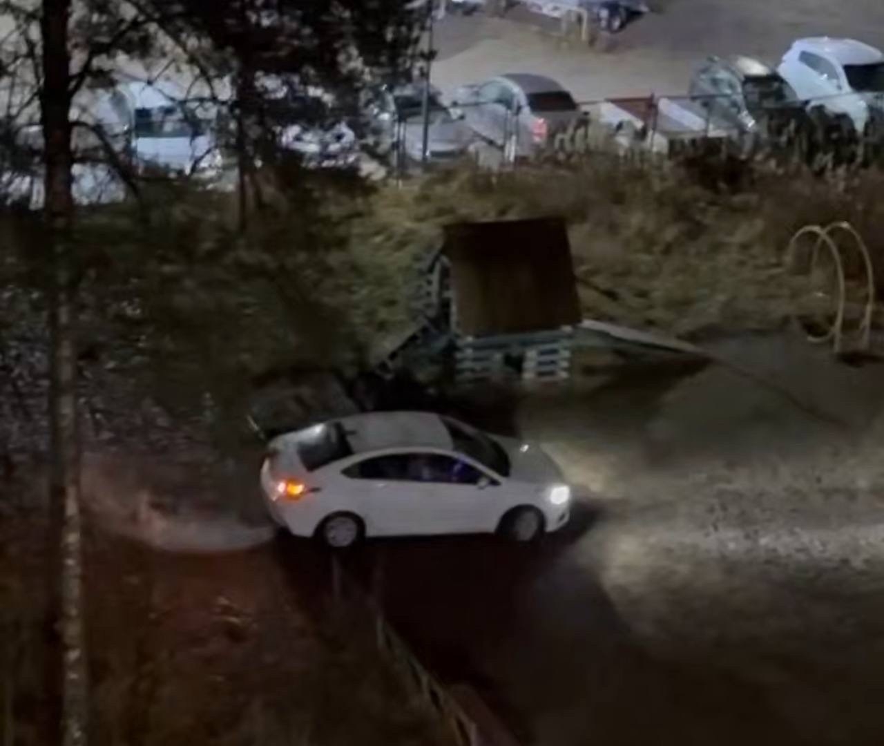 Вкативший авто на детскую площадку в Костомукше водитель надолго забудет о поиске парковки