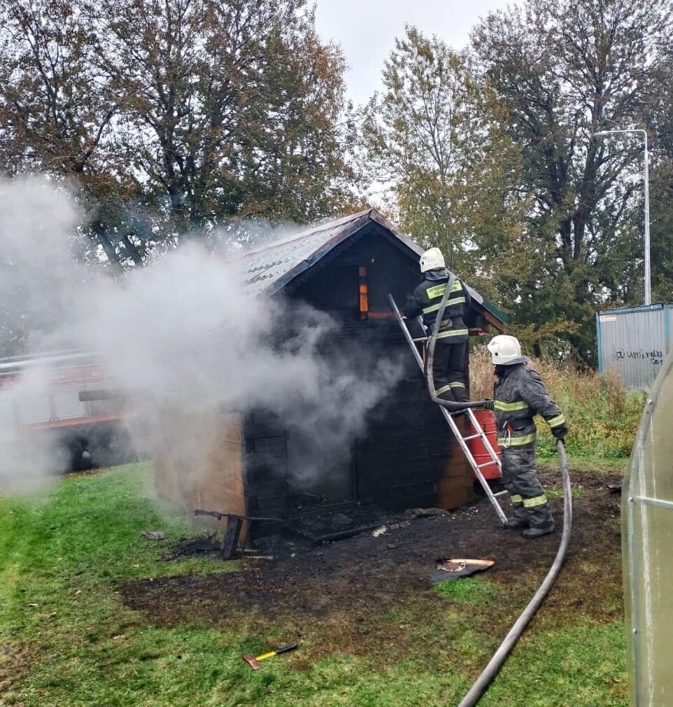 Баня полыхала днем в посёлке Пряжа