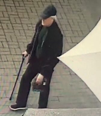 Полиция Петрозаводска продолжает разыскивать похитителя электроники — под подозрением мужчина с тростью