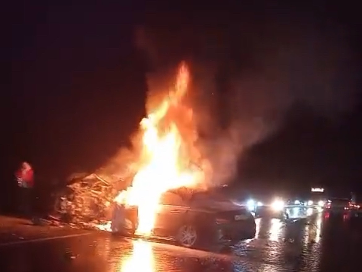 Одно авто горит, второе смято: страшная авария произошла на трассе в Карелии Одно авто горит, второе смято: страшная авария произошла на трассе в Карелии